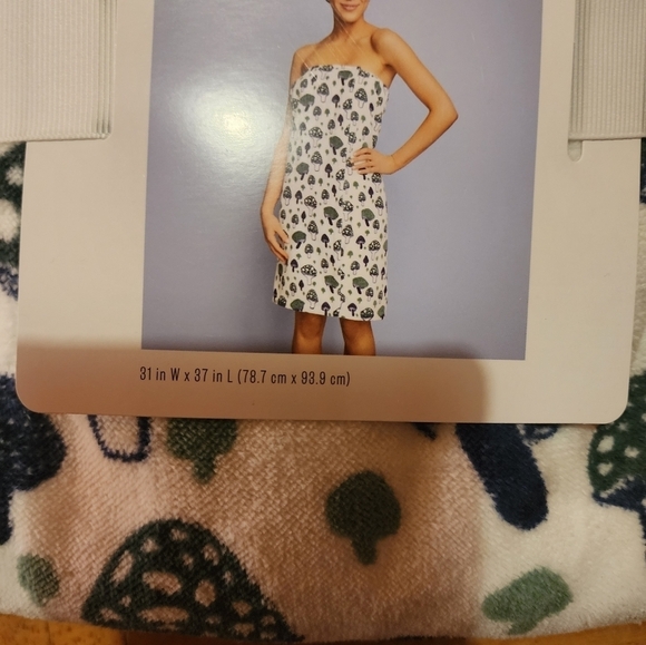 NWT Room Essentials Shower Wrap - 31in wide x 37in long - Picture 3 of 3